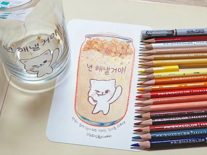 드로잉로그,프리즈마,색연필화,유성색연필,프리즈마색연필,윈저앤뉴튼,파인라이너펜,윈저앤뉴튼펜,손그림,프리즈마유성색연필,윈저앤뉴튼파인라이너펜,창작캐릭터,반죽이,사물일러스트,사물드로잉