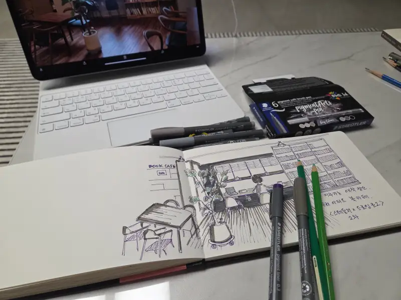 스테들러,스테들러피그먼트라이너,스테들러피그먼트소프트브러시펜,아르쉬트레블북세목,내가자주가는애착장소,북카페